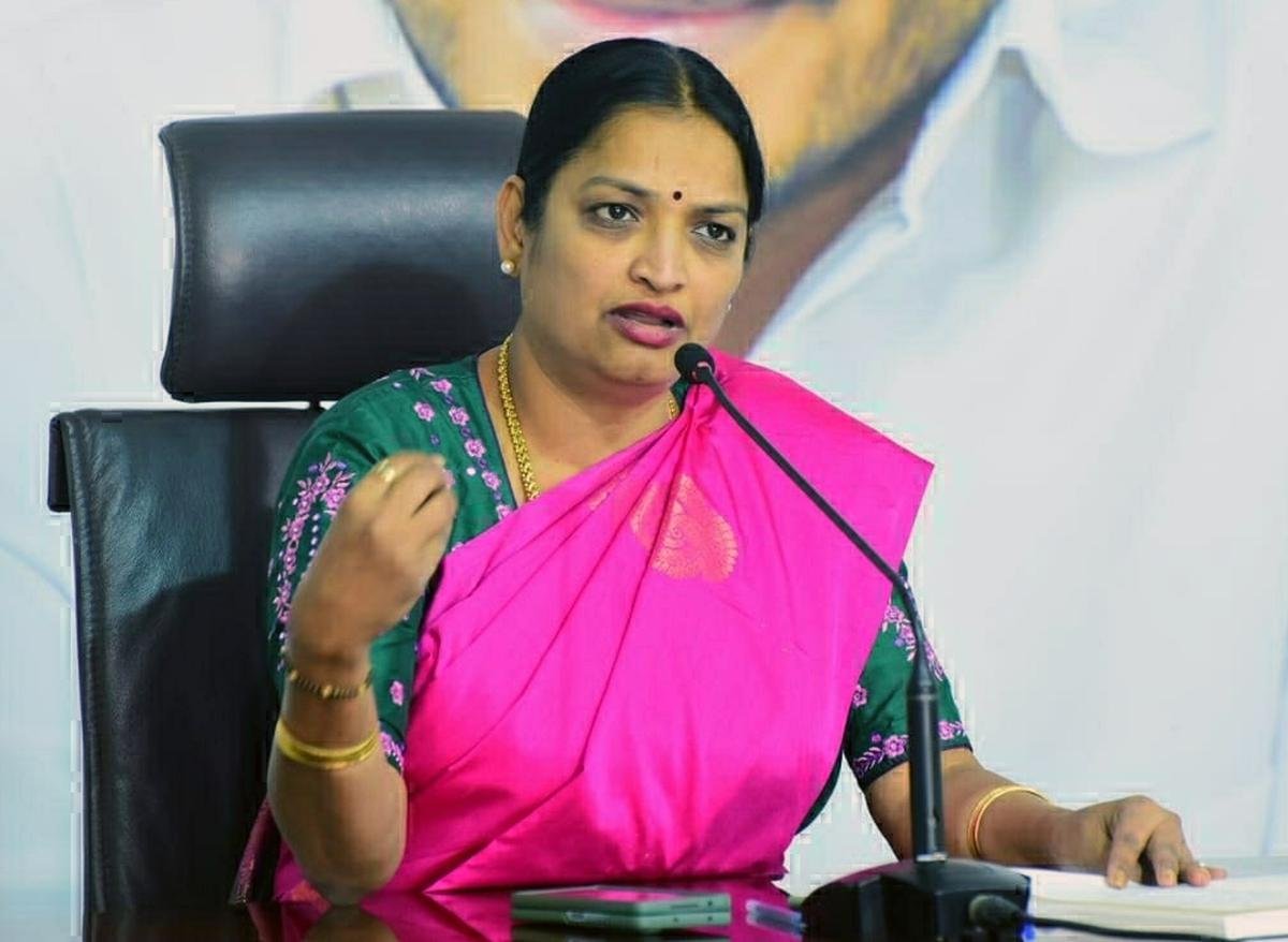 महिला एवं बाल कल्याण मंत्री केवी उषा श्री चरण मंगलवार को ताडेपल्ली में मीडिया को संबोधित करते हुए।