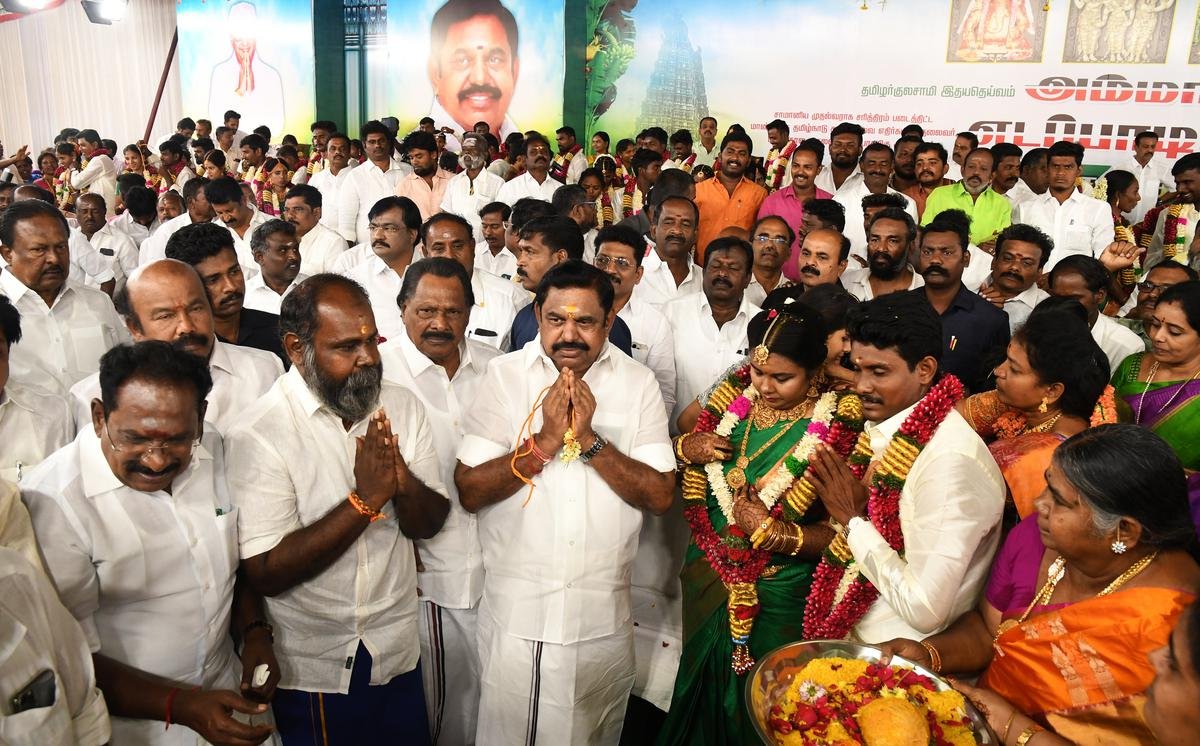 AIADMK के अंतरिम महासचिव एडप्पादी के. पलानीस्वामी ने 23 फरवरी, 2022 को मदुरै जिले के थिरुमंगलम के पास 'अम्मा कोविल' में 51 जोड़ों के सामूहिक विवाह में भाग लिया AIADMK के अंतरिम महासचिव एडप्पादी के. पलानीस्वामी ने 23 फरवरी, 2022 को मदुरै जिले के थिरुमंगलम के पास 'अम्मा कोविल' में 51 जोड़ों के सामूहिक विवाह में भाग लिया