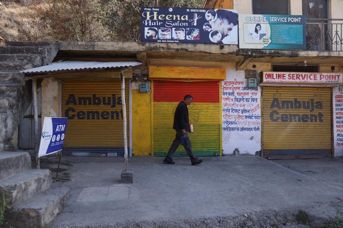 हिमाचल प्रदेश के सोलन जिले के दारलाघाट में अडानी ग्रुप के अंबुजा सीमेंट्स लिमिटेड प्लांट के पास बंद दुकानें दिख रही हैं