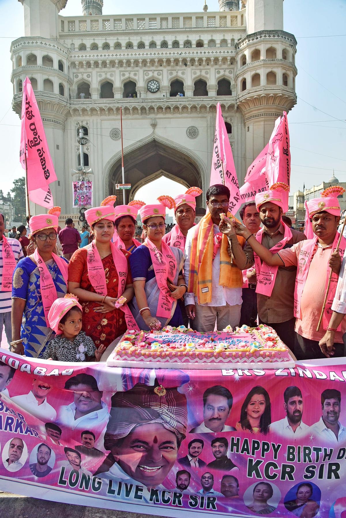 तेलंगाना बंगाली समिति के अध्यक्ष दीपांकर पाल और भारत राष्ट्र समिति (बीआरएस) के कार्यकर्ताओं ने शुक्रवार को हैदराबाद में पुराने शहर चारमीनार के सामने राज्य के मुख्यमंत्री के. चंद्रशेखर राव का जन्मदिन मनाया। तेलंगाना बंगाली समिति के अध्यक्ष दीपांकर पाल और भारत राष्ट्र समिति (बीआरएस) के कार्यकर्ताओं ने शुक्रवार को हैदराबाद में पुराने शहर चारमीनार के सामने राज्य के मुख्यमंत्री के. चंद्रशेखर राव का जन्मदिन मनाया।
