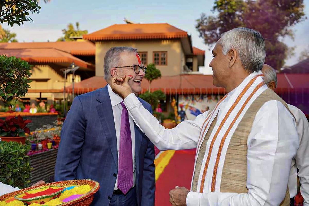 अहमदाबाद में होली समारोह के दौरान गुजरात के राज्यपाल आचार्य देवव्रत के साथ ऑस्ट्रेलिया के प्रधान मंत्री एंथोनी अल्बनीस