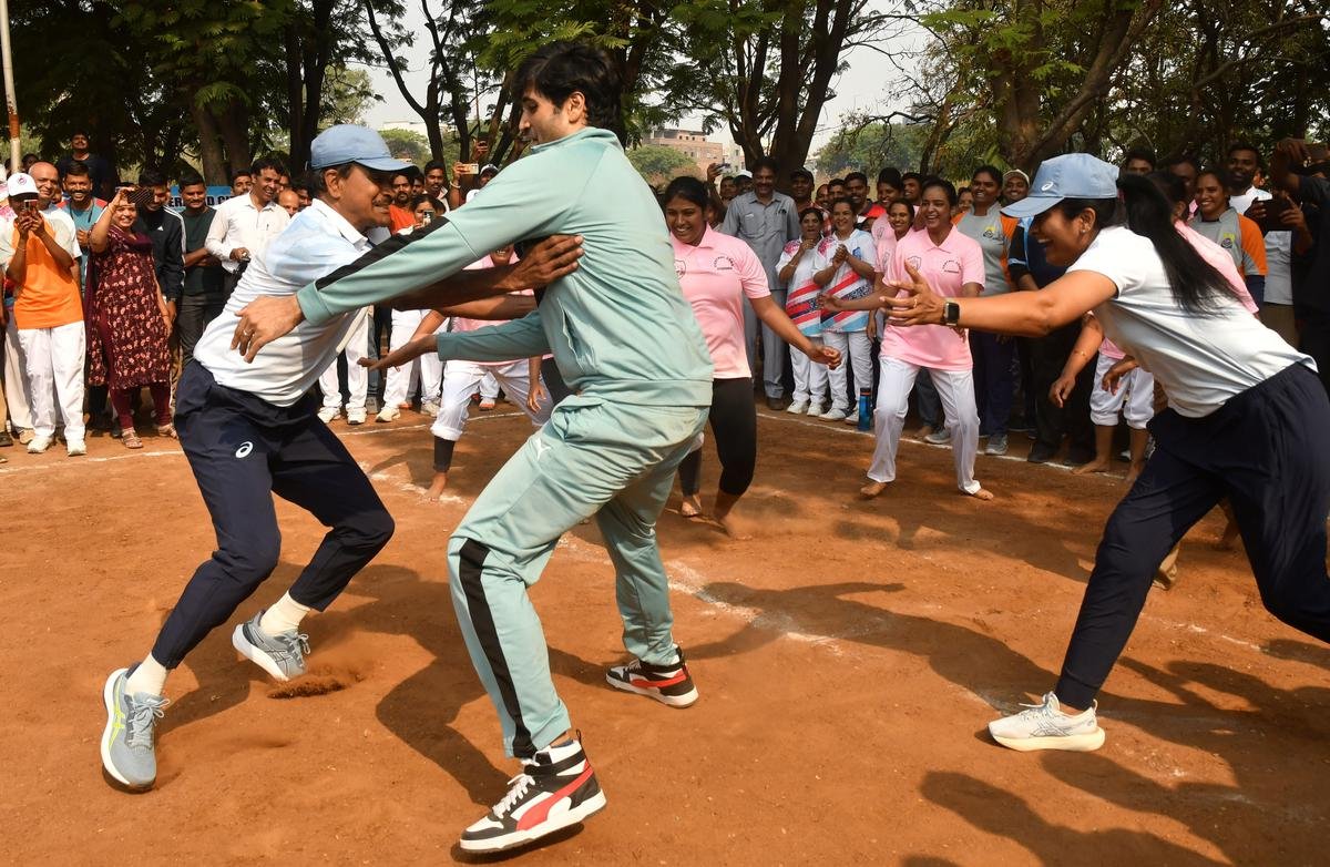 कबड्डी खेल के दौरान अभिनेता आदिवासी शेष और हैदराबाद शहर के पुलिस आयुक्त सीवी आनंद। कबड्डी खेल के दौरान अभिनेता आदिवासी शेष और हैदराबाद शहर के पुलिस आयुक्त सीवी आनंद।