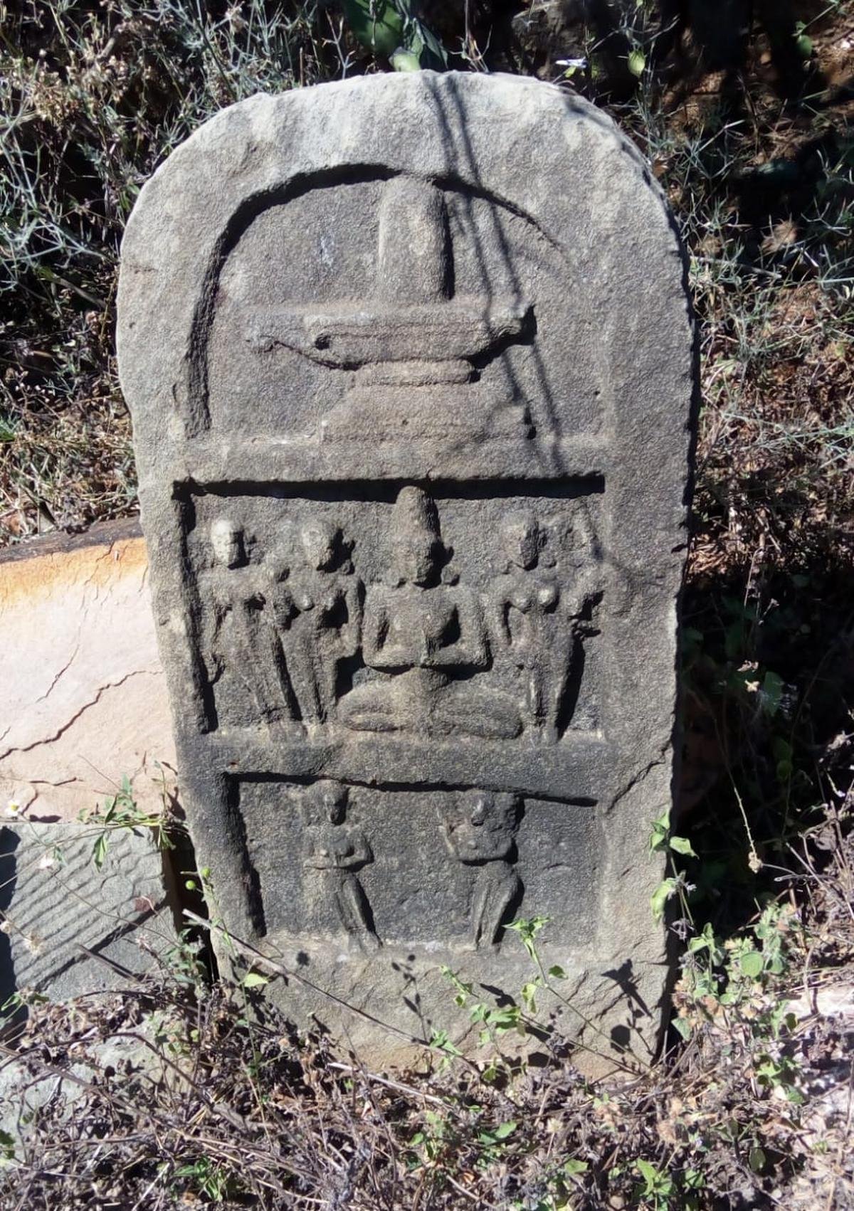 कडपा जिले के पुष्पगिरी क्षेत्रम में खंडहर में मंदिर में एक पत्थर का पैनल मिला, जिसमें राजा और उनकी दो रानियों के आगमन को दर्शाया गया है।