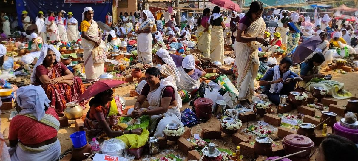 7 मार्च 2023 को सुबह पोंगाला चढ़ाने की तैयारी करती महिलाएं