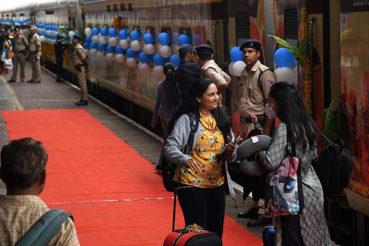 चेहरे पर मुस्कान लिए एक महिला एक्सप्रेस ट्रेन में सवार होने के लिए तैयार है। चेहरे पर मुस्कान लिए एक महिला एक्सप्रेस ट्रेन में सवार होने के लिए तैयार है।