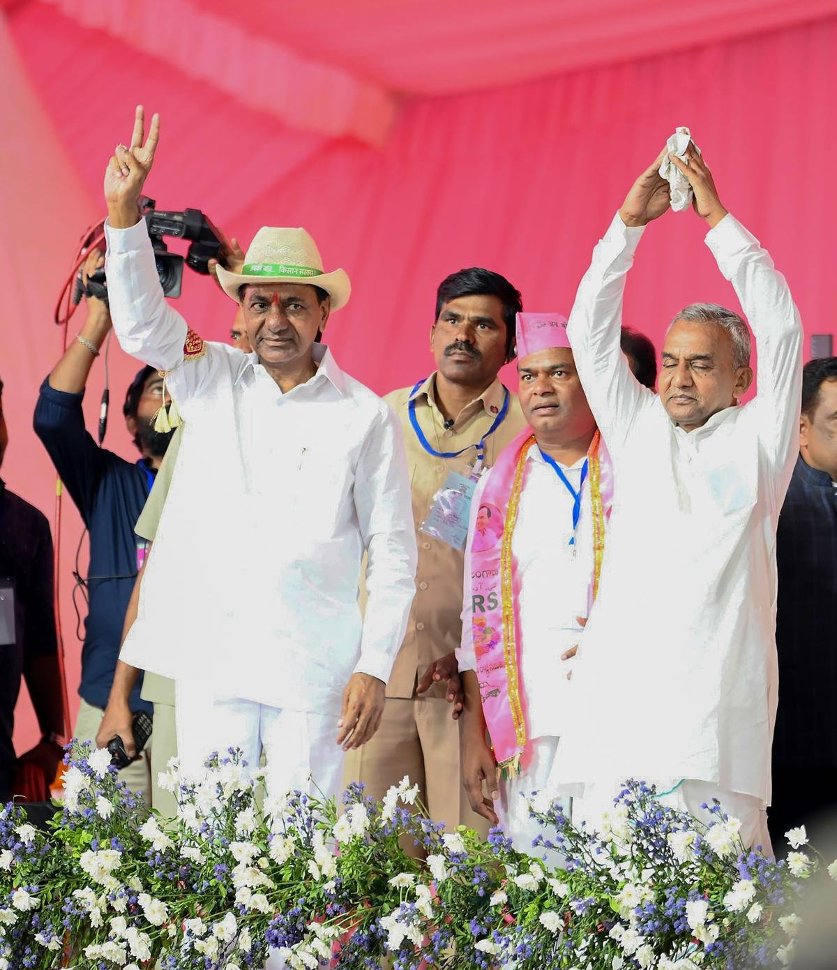 तेलंगाना के मुख्यमंत्री और बीआरएस पार्टी के अध्यक्ष के. चंद्रशेखर राव रविवार को महाराष्ट्र के नांदेड़ जिले में कंधार लोहा जनसभा में। 
