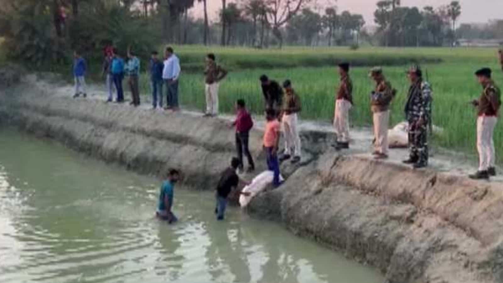 'होली स्पेशल': बिहार के गांव के तालाब में छिपाकर रखे गए शराब के कार्टन बरामद