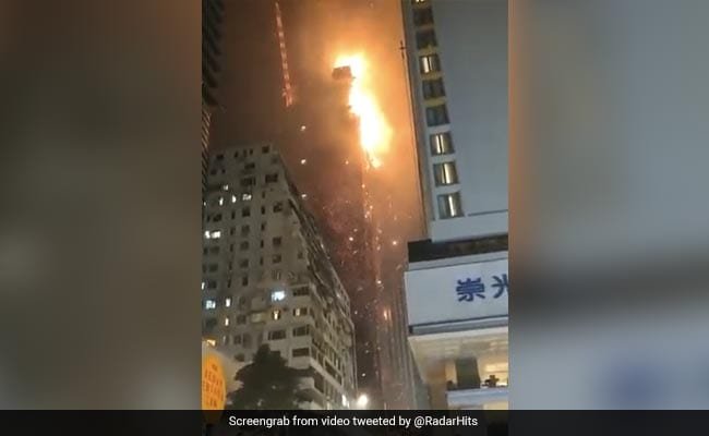 कैमरे के सामने, हांगकांग में निर्माणाधीन गगनचुंबी इमारत में लगी भीषण आग