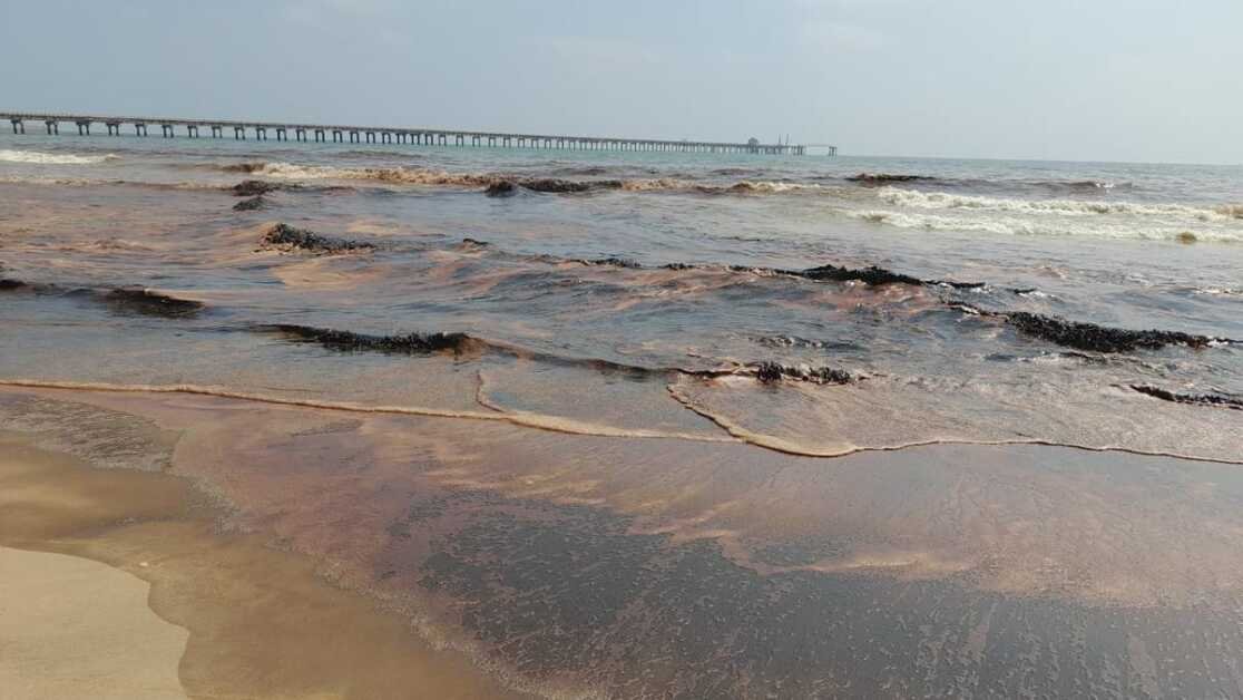 पानी के नीचे की पाइपलाइन में दरार के कारण नागापट्टिनम तट से दूर समुद्र में तेल फैल गया