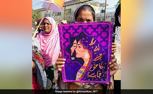 'विवादास्पद बैनर' को लेकर लाहौर में महिला दिवस मार्च पर प्रतिबंध