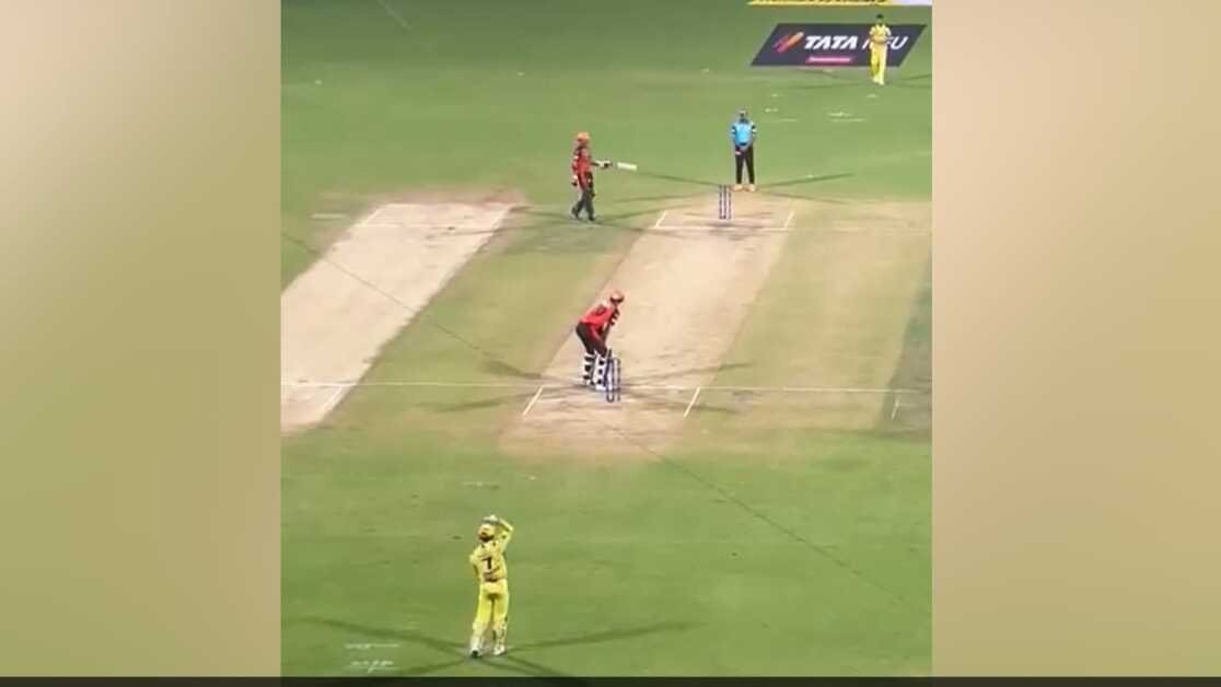 वायरल वीडियो में एमएस धोनी को अंतिम डिलीवरी पर वाशिंगटन सुंदर के रन आउट से पहले दिखाया गया है  क्रिकेट खबर