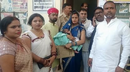 UP Nikay Chunav 2023 Lady candidate came for nomination with newborn in her lap