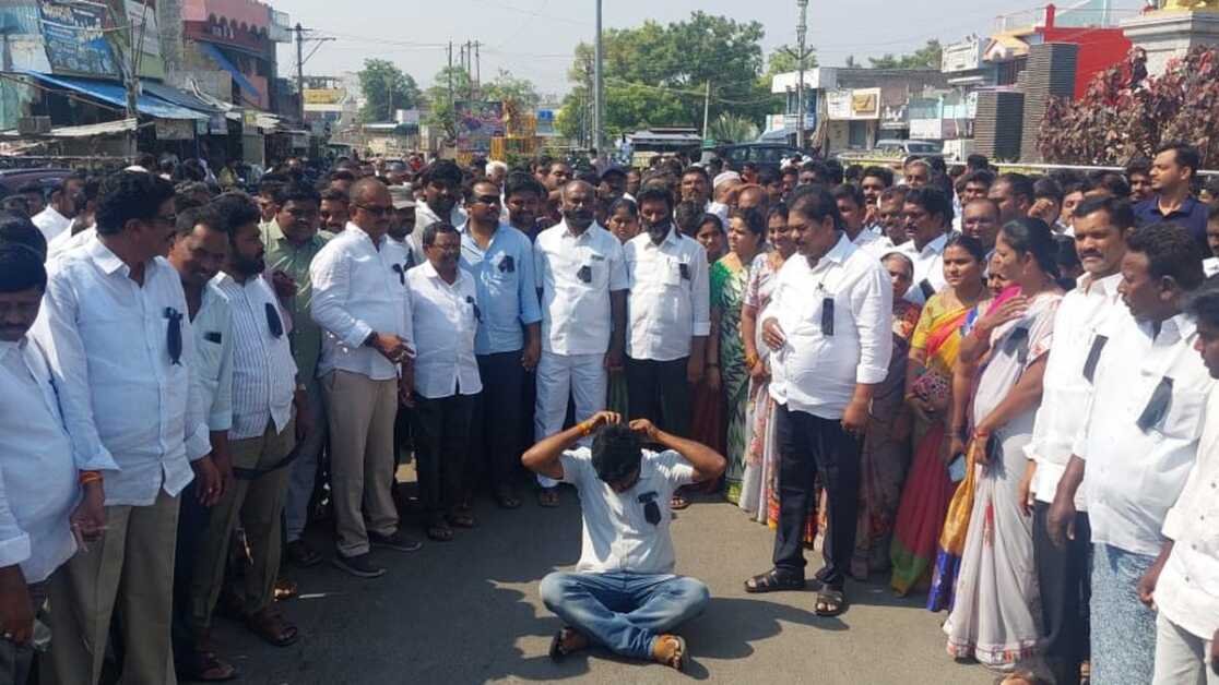 आंध्र प्रदेश: वाईएसआरसीपी के कार्यकर्ताओं ने विवेकानंद रेड्डी हत्याकांड में वाईएस भास्कर रेड्डी की गिरफ्तारी के विरोध में सड़कों पर उतरे