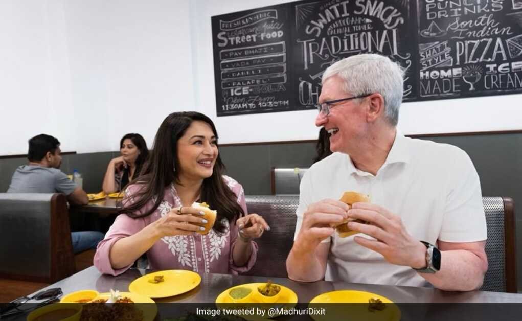 माधुरी दीक्षित ने मुंबई में वड़ा पाव के आनंद से टिम कुक का परिचय कराया।  उनका फैसला: 'स्वादिष्ट'