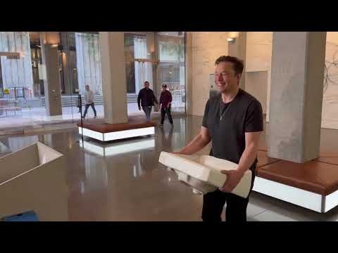 Musk entering Twitter headquarters with a sink!